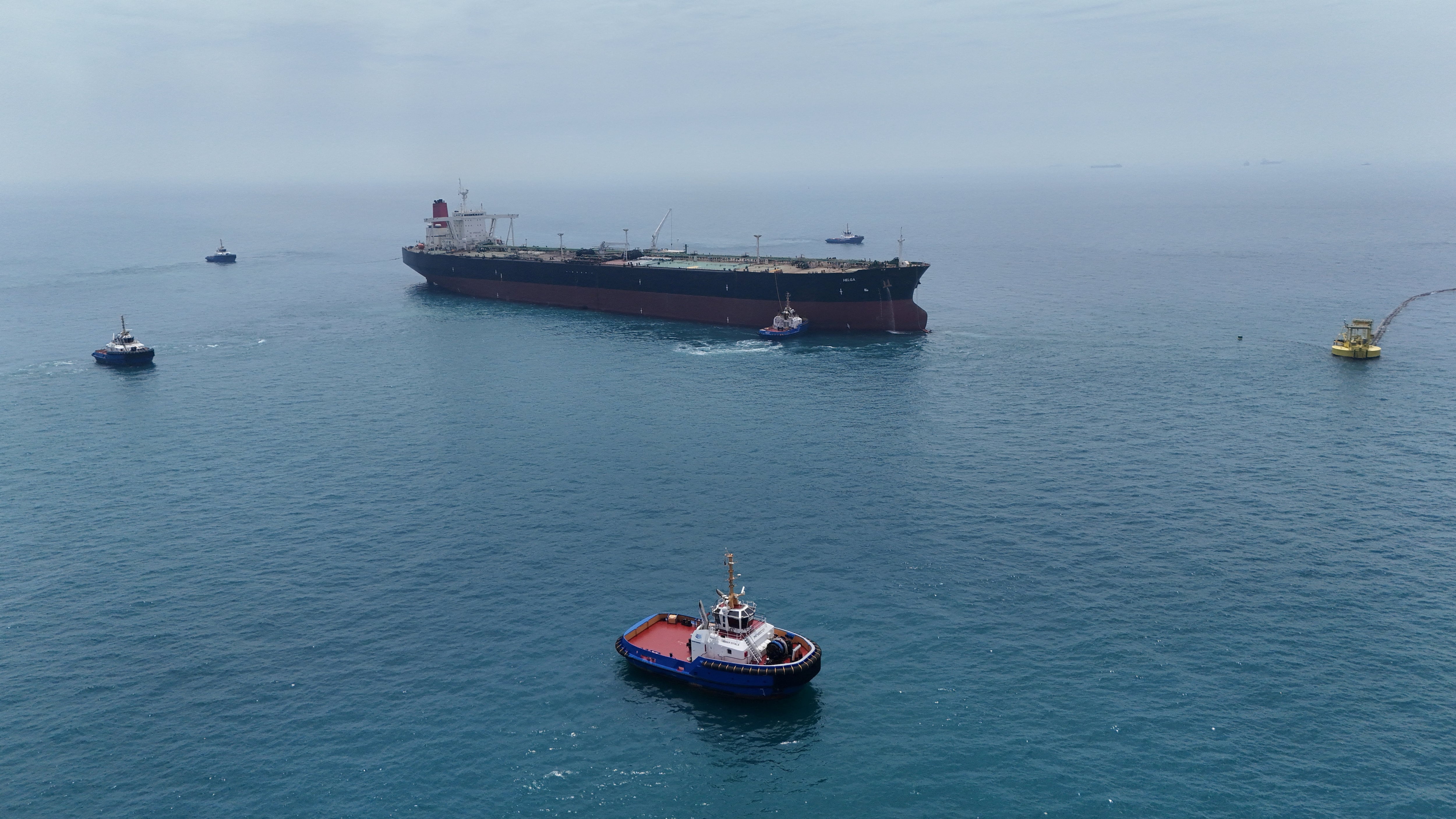 FOTO DE ARCHIVO: Vista de dron del petrolero HELGA atracado en una de las terminales petroleras del sur de Irak, cerca de Basora, mientras se prepara para cargar crudo, convirtiéndose en el segundo buque en llegar desde el cierre del Estrecho de Ormuz, 24 de abril de 2026
REUTERS/Mohammed Aty/Fotografía de archivo