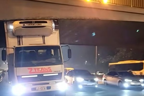 Un camión circulaba por la General Paz, chocó contra un puente y quedó atrapado: generó demoras en el tránsito