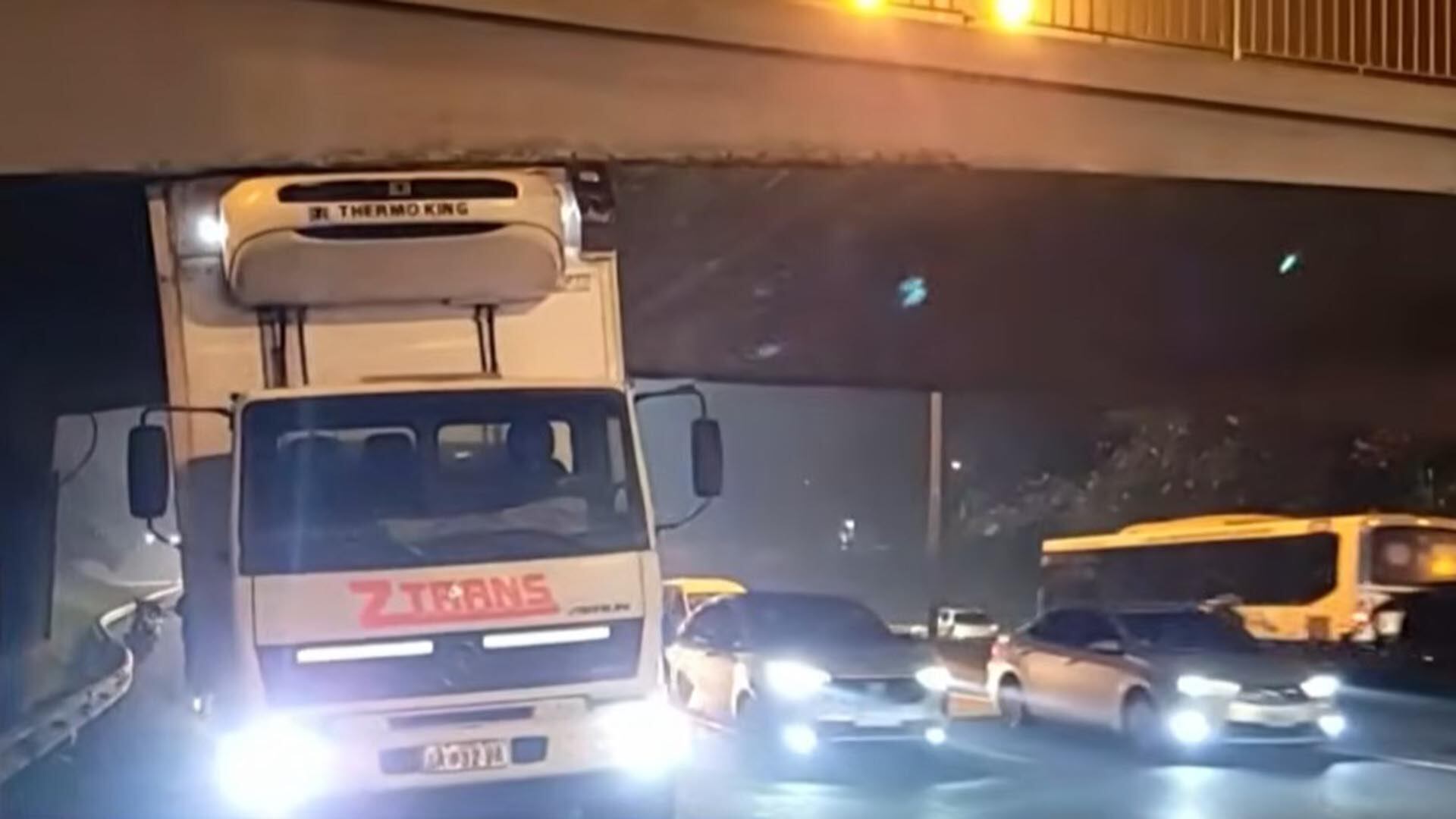 Un camión circulaba por la General Paz, chocó contra un puente y quedó atrapado: generó demoras en el tránsito