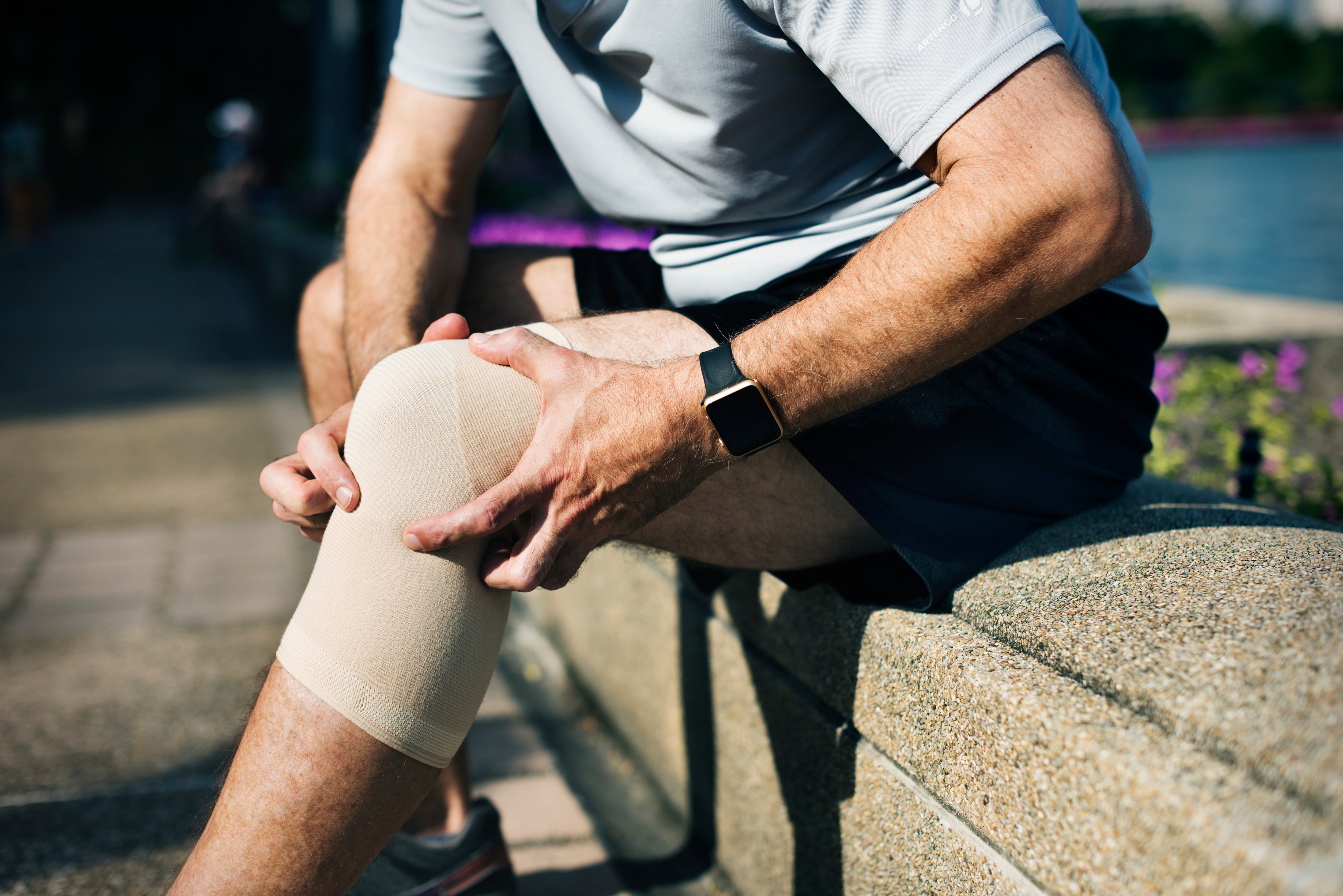 El dolor persistente de rodilla o la inestabilidad al caminar requieren evaluación médica para detectar lesiones y evitar un mayor deterioro articular (Freepik)