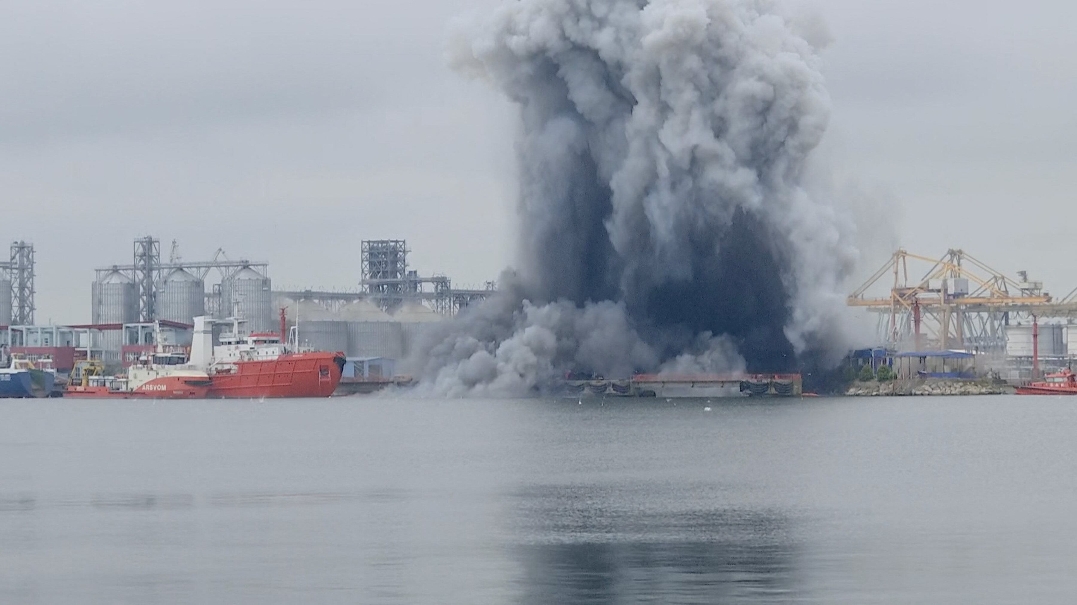 Se observa humo tras la explosión de un dron marino en el puerto rumano de Constanza, en el Mar Negro, cerca de una terminal petrolera, sin causar víctimas, según el Ministerio de Defensa. La imagen fue tomada en Constanza, Rumania, el 5 de junio de 2026, en una captura de pantalla obtenida de un video distribuido. Observator Antena1/Handout vía REUTERS