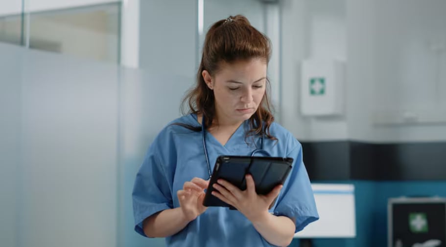 La inteligencia artificial, adoptada para reforzar el control sobre sustancias controladas, no logró advertir la desaparición reiterada de fentanilo en el quirófano (Freepik)