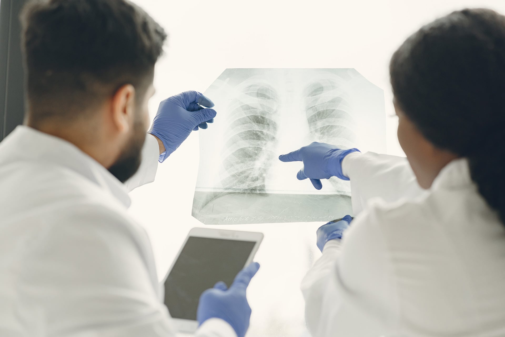 Científicos de España trazaron el mapa genético más preciso de Mycobacterium tuberculosis, la bacteria que causa la tuberculosis (Freepik)