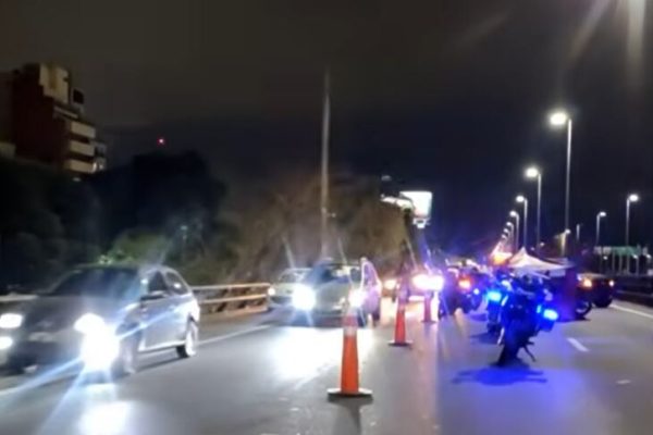 Un hombre murió tras caerse de su motocicleta y ser embestido en Autopista 9 de Julio Sur