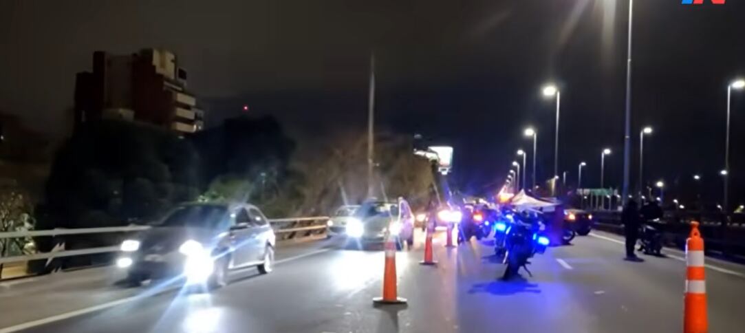 Un hombre murió tras caerse de su motocicleta y ser embestido en Autopista 9 de Julio Sur