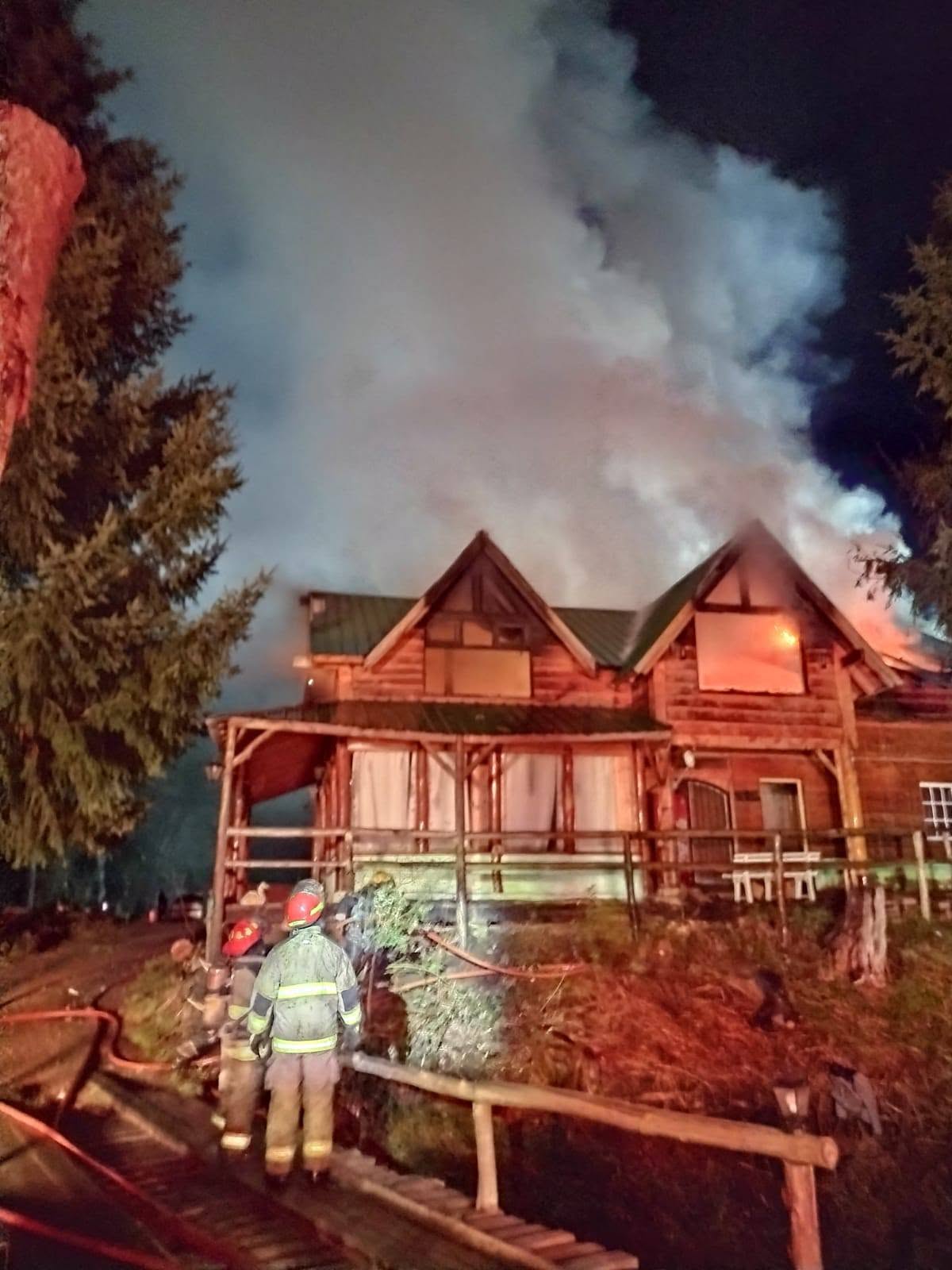 Los Bomberos Voluntarios de Villa La Angostura recibieron la alerta a las 21:18 y encontraron el incendio en pleno desarrollo al llegar al complejo