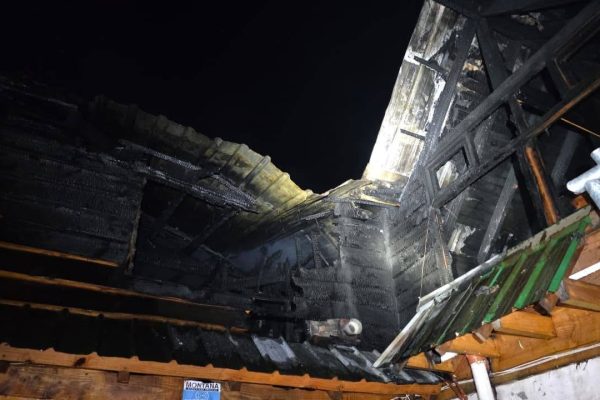 Un impactante incendio destruyó un ex motel en Villa La Angostura: decenas de familias se tuvieron que autoevacuar