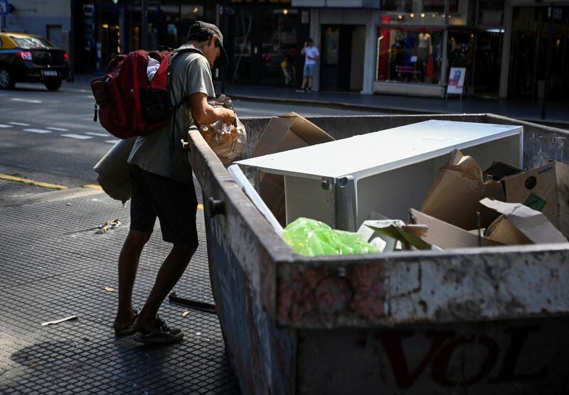 Un hombre busca comida en un contenedor de basura cerca de la Casa Rosada, en el centro de Buenos Aires (REUTERS/Mariana Nedelcu)