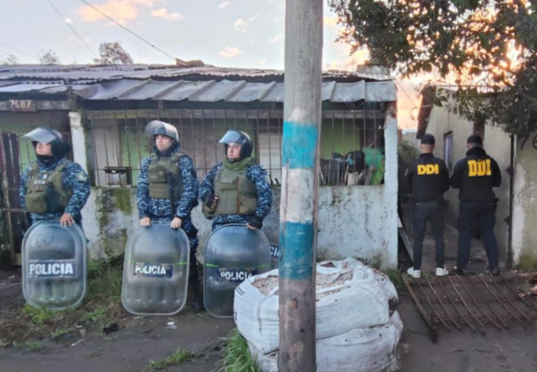 Oficiales de policía y agentes de DDI realizan un allanamiento en Mar del Plata, donde un joven acusado de crimen fue detenido en la casa de su novia (La Capital de Mar del Plata)
