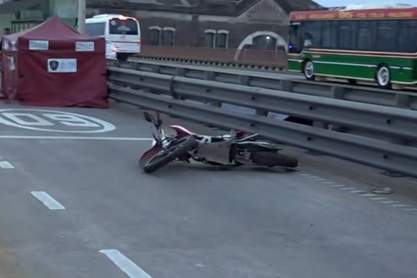 Un motociclista de 41 años murió tras un choque con un auto en la autopista 9 de Julio