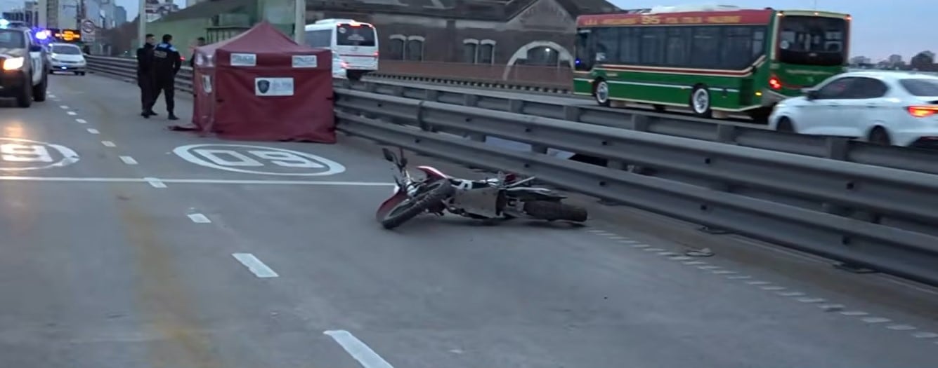 Un motociclista de 41 años murió tras un choque con un auto en la autopista 9 de Julio