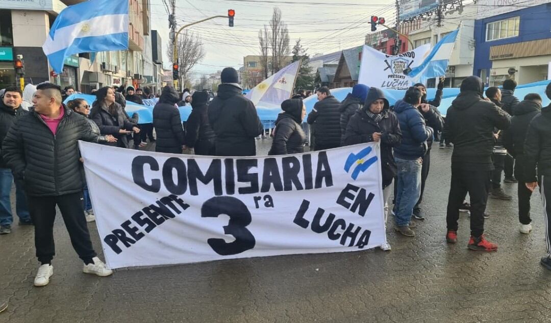 El conflicto salarial de la Policía en Santa Cruz sumó protestas frente a la Casa de Gobierno y reclamos de audiencia al gobernador Claudio Vidal (@munoznotired)