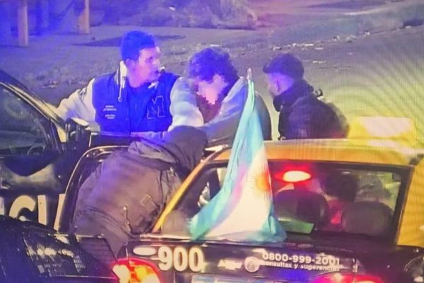 Un padre y su hijo adolescente fueron detenidos por robar un comercio en pleno centro de Mendoza
