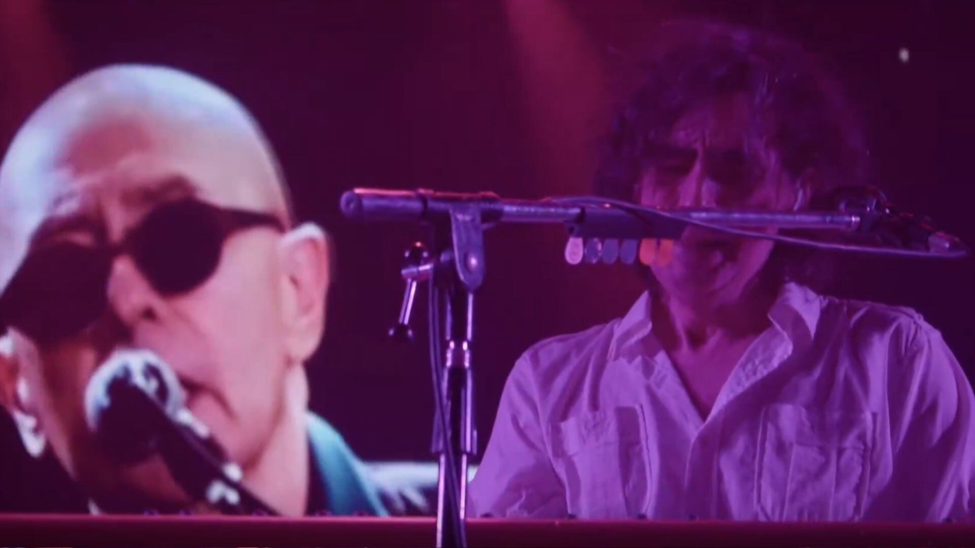 La imagen muestra la aparición del Indio Solari en pantalla gigante durante un concierto de Los Fundamentalistas del Aire Acondicionado, generando emoción entre el público. (Captura de video)