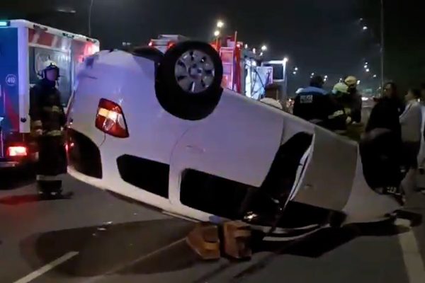 Un triple choque y vuelco en la avenida General Paz dejó al menos tres heridos
