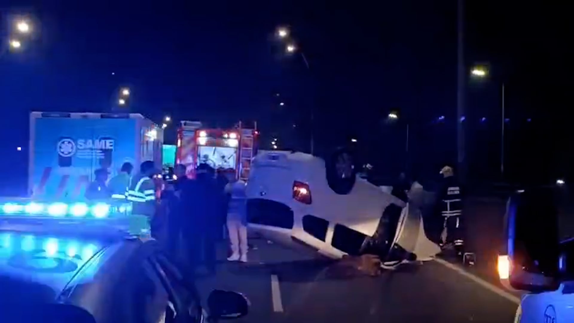 Un vehículo volcado en la General Paz recibe asistencia de personal y unidades de emergencia médica y bomberos en la noche del 28 de junio de 2026.