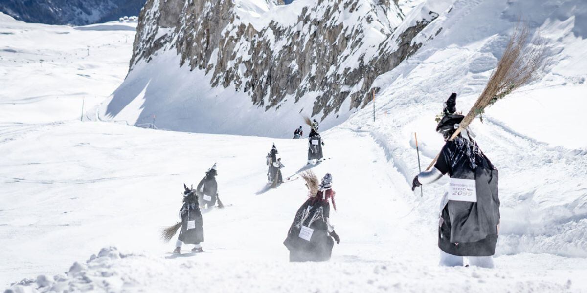 La carrera Belalp Hexe convierte la región suiza de Valais en un carnaval invernal, fusionando leyenda y deporte (Blatten-belalp)
