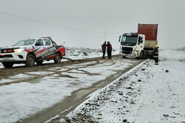 Una persona murió en un choque múltiple entre una camioneta, un camión y una trafic en la zona de Vaca Muerta