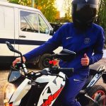 Viajaba con su suegra en moto y dos ladrones lo balearon en un tobillo para robarle en plena avenida: los detuvieron