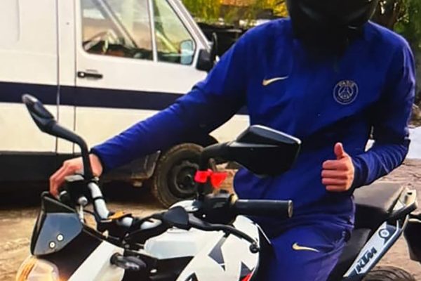 Viajaba con su suegra en moto y dos ladrones lo balearon en un tobillo para robarle en plena avenida: los detuvieron