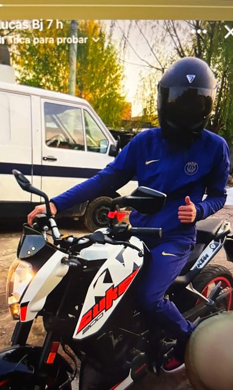Viajaba con su suegra en moto y dos ladrones lo balearon en un tobillo para robarle en plena avenida: los detuvieron