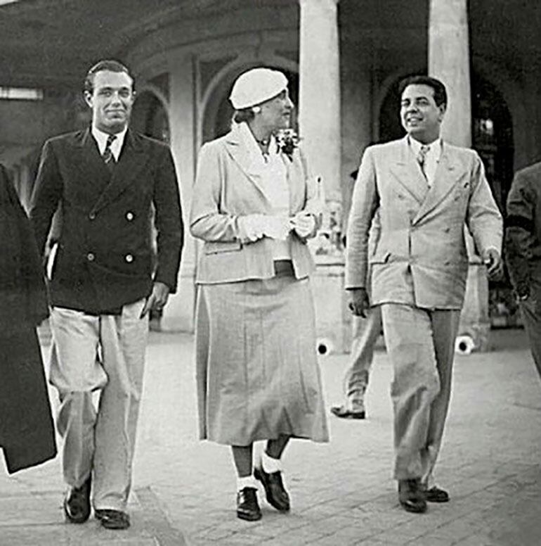 Adolfo Bioy Casares, Victoria Ocampo y Jorge Luis Borges en la Rambla de Mar del Plata, en 1935.