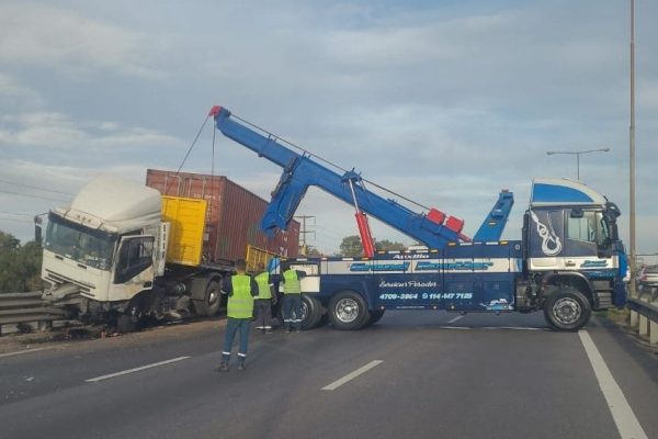 Video: así fue el impactante accidente en Panamericana que dejó un camión colgado en un puente y varios heridos