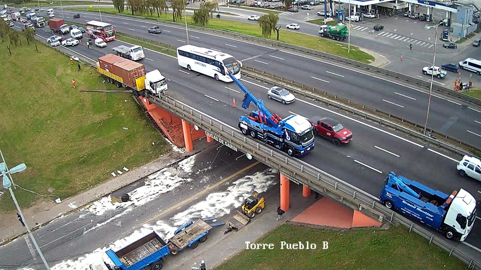 Las maniobras para retirar el camión en la Panamericana provocaron un derrame de combustible y mantuvieron el corte total del tránsito hacia el norte