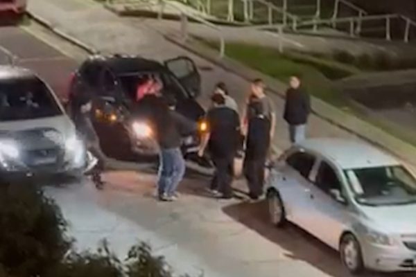 Video: discutió con otro conductor, recibió un empujón en plena pelea y lo atropelló un auto