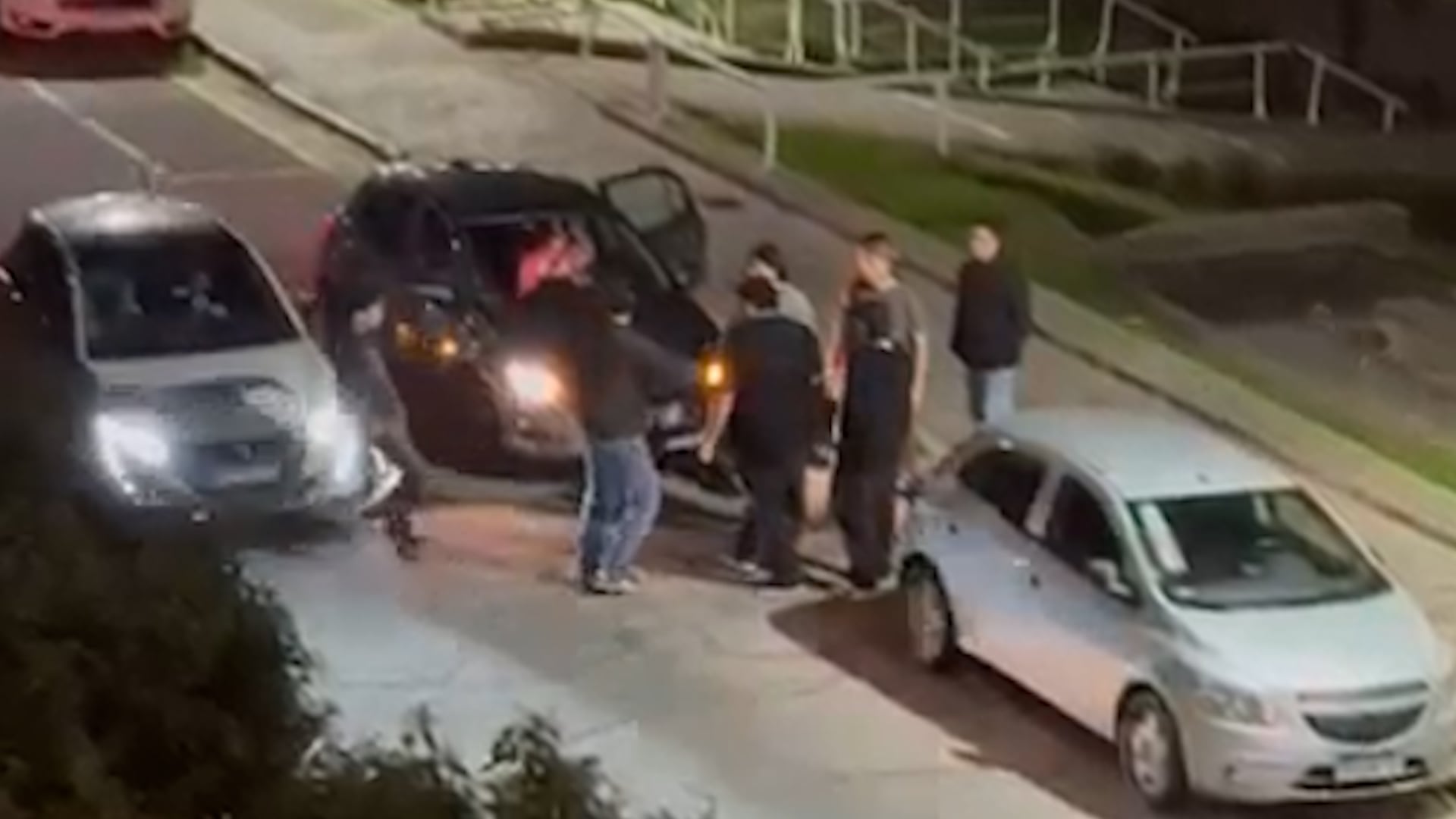 Video: discutió con otro conductor, recibió un empujón en plena pelea y lo atropelló un auto