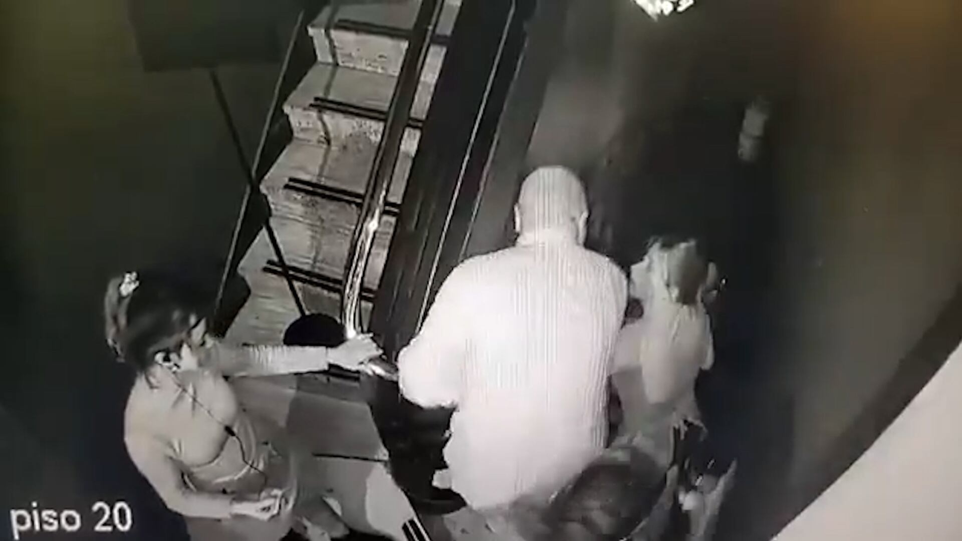 “Yo bajé a buscar a mis jefes y él me siguió. Dos compañeras intentaron frenarlo. Ahí sucede lo que se ve en el video”, sostuvo Cristal (Captura de video)