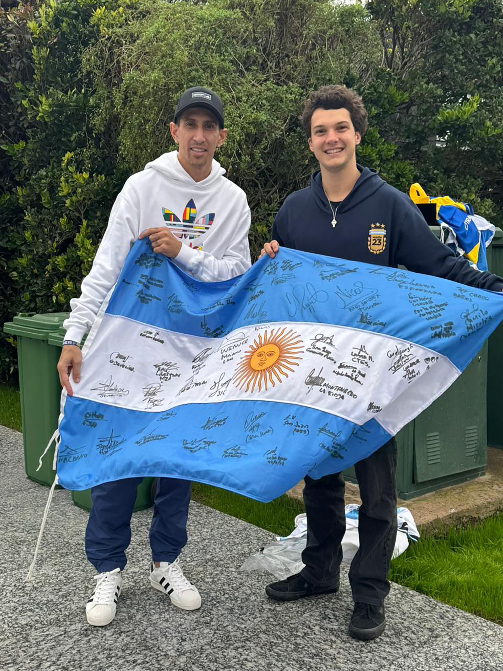 Fideo Di María, uno de los que firmó la bandera de Misión 23