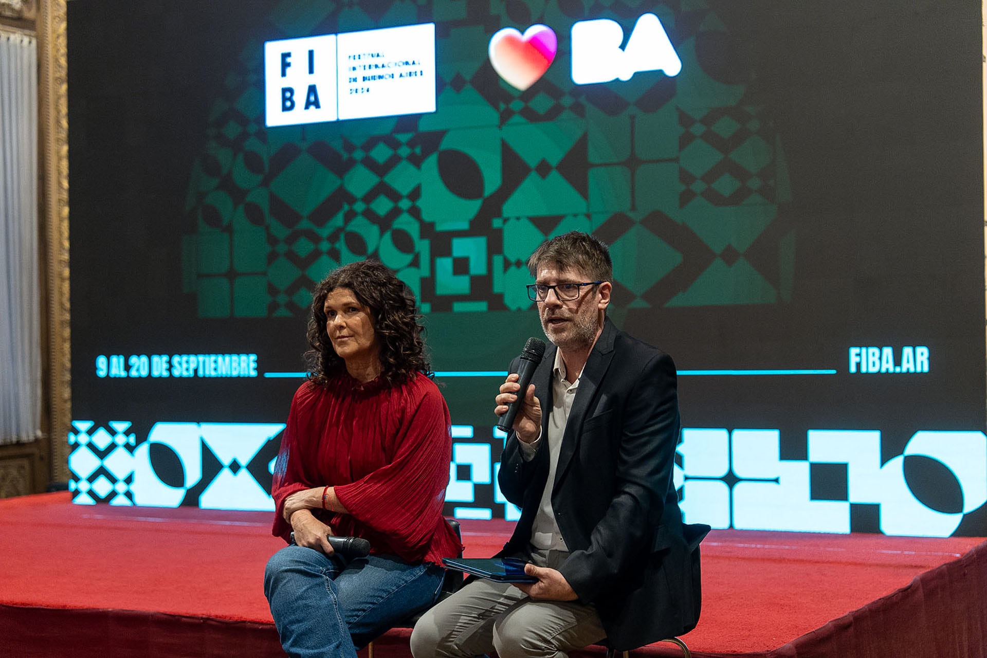 La ministra Gabriela Ricardes y Federico Irazábal, Director Artístico del Festival Internacional de Buenos Aires, en el lanzamiento del FIBA 2026