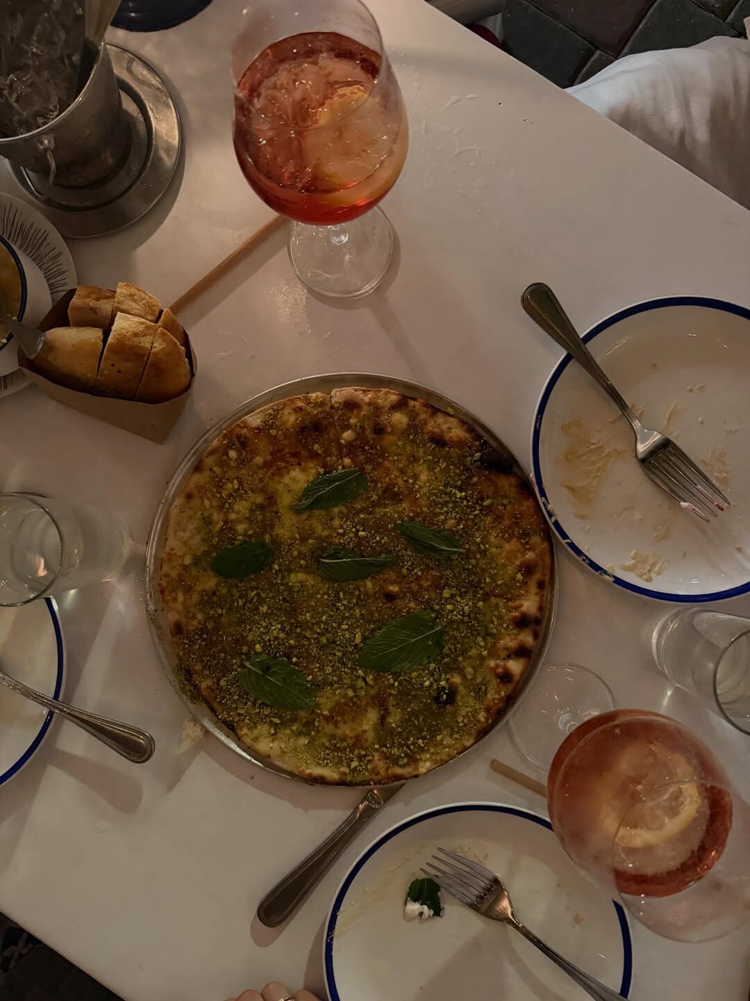 El grupo desgustó una cena con platos únicos y bebidas en un exclusivo restaurante de Miami, capturando momentos de su álbum personal