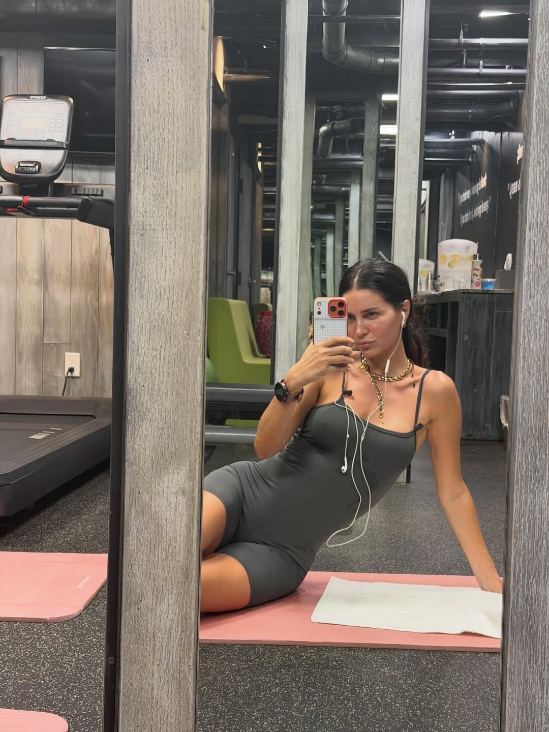 Nara mostró un momento de su rutina en un gimnasio de Miami, posando con atuendo deportivo y auriculares