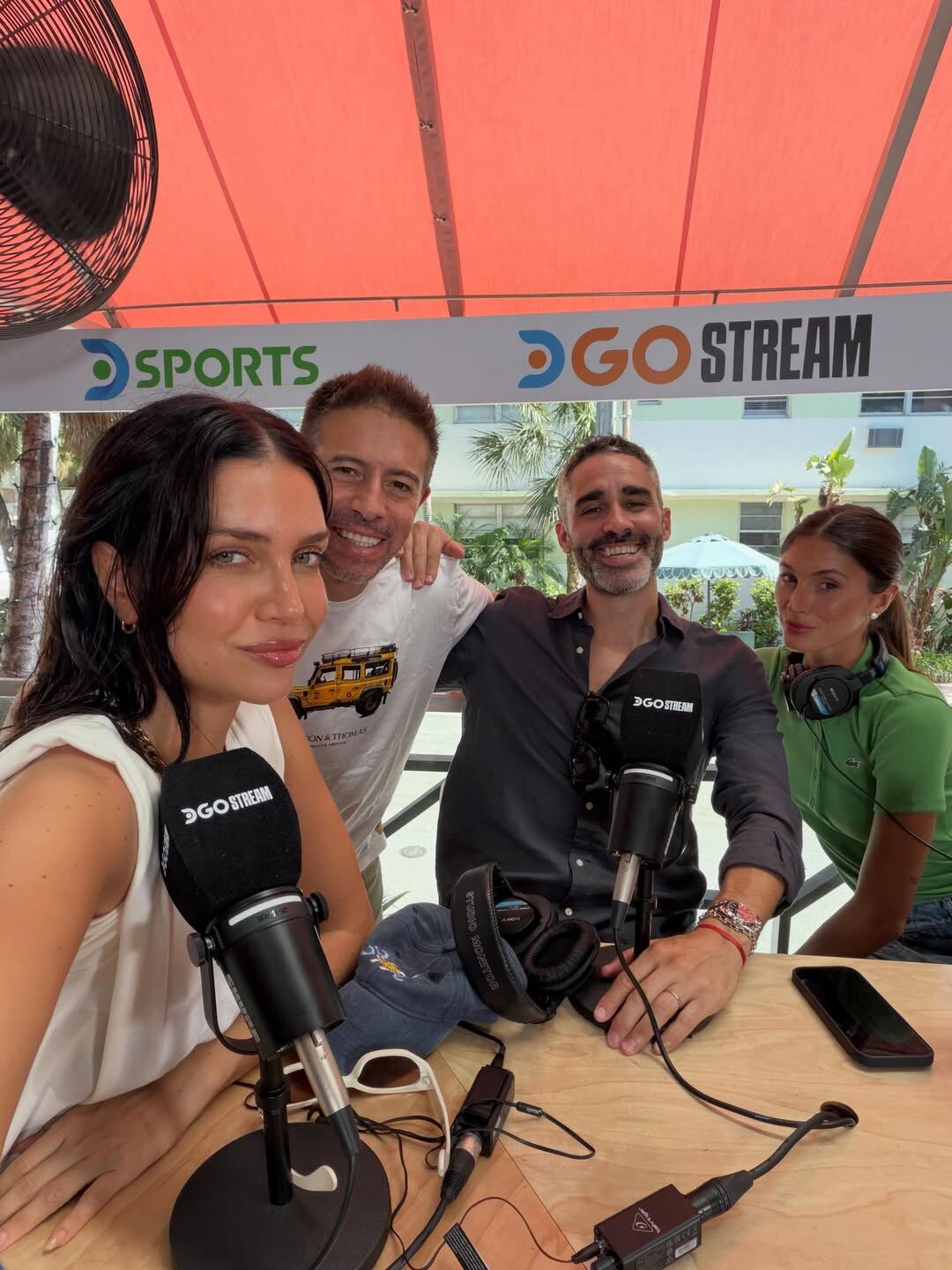 Zaira Nara posa sonriente junto a sus compañeros de DGO Stream durante una transmisión en vivo desde Miami (Instagram)