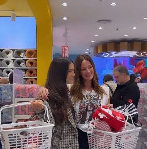 El reencuentro en un atelier de moda fue el escenario del primer abrazo que sorprendió a las redes sociales y a sus seguidores