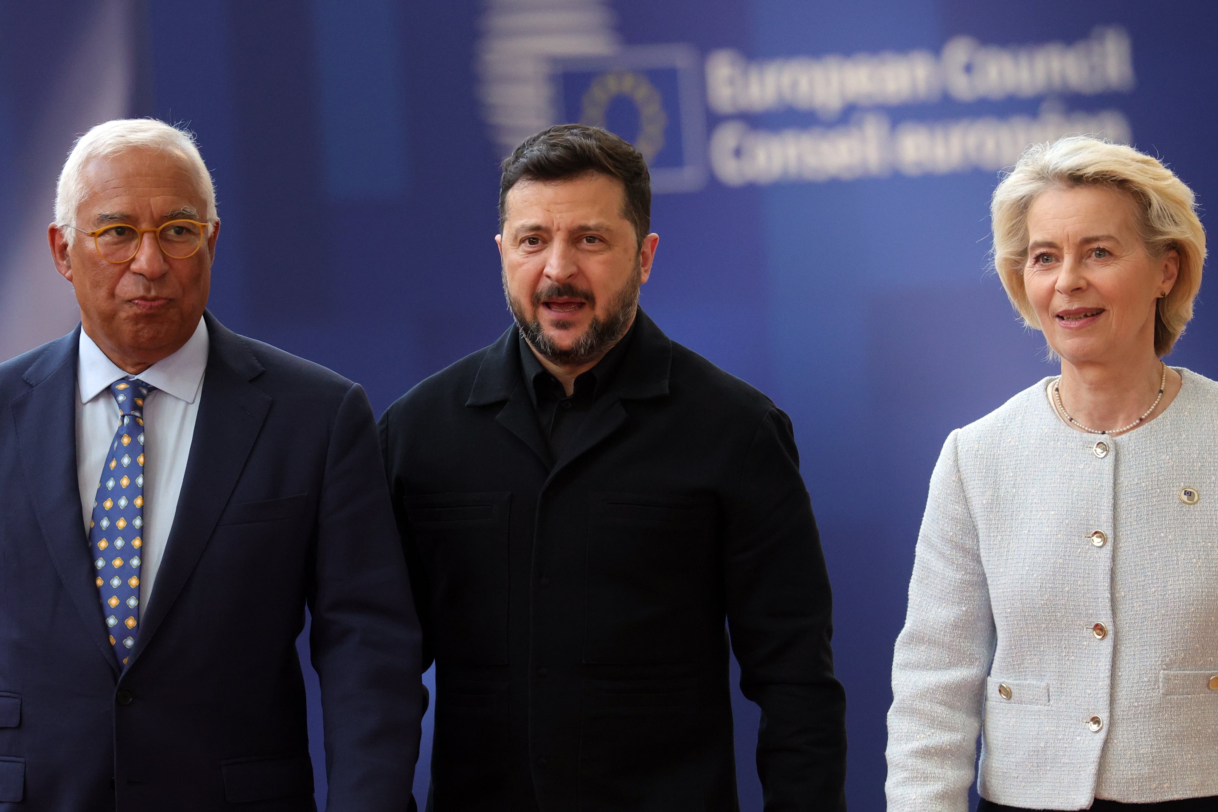 El presidente del Consejo Europeo, Antonio Costa, el presidente de Ucrania, Volodimir Zelensky, y la presidenta de la Comisión Europea, Ursula von der Leyen, llegan para la cumbre del Consejo Europeo en Bruselas, Bélgica, el 18 de junio de 2026 (EFE/EPA/OLIVIER MATTHYS)