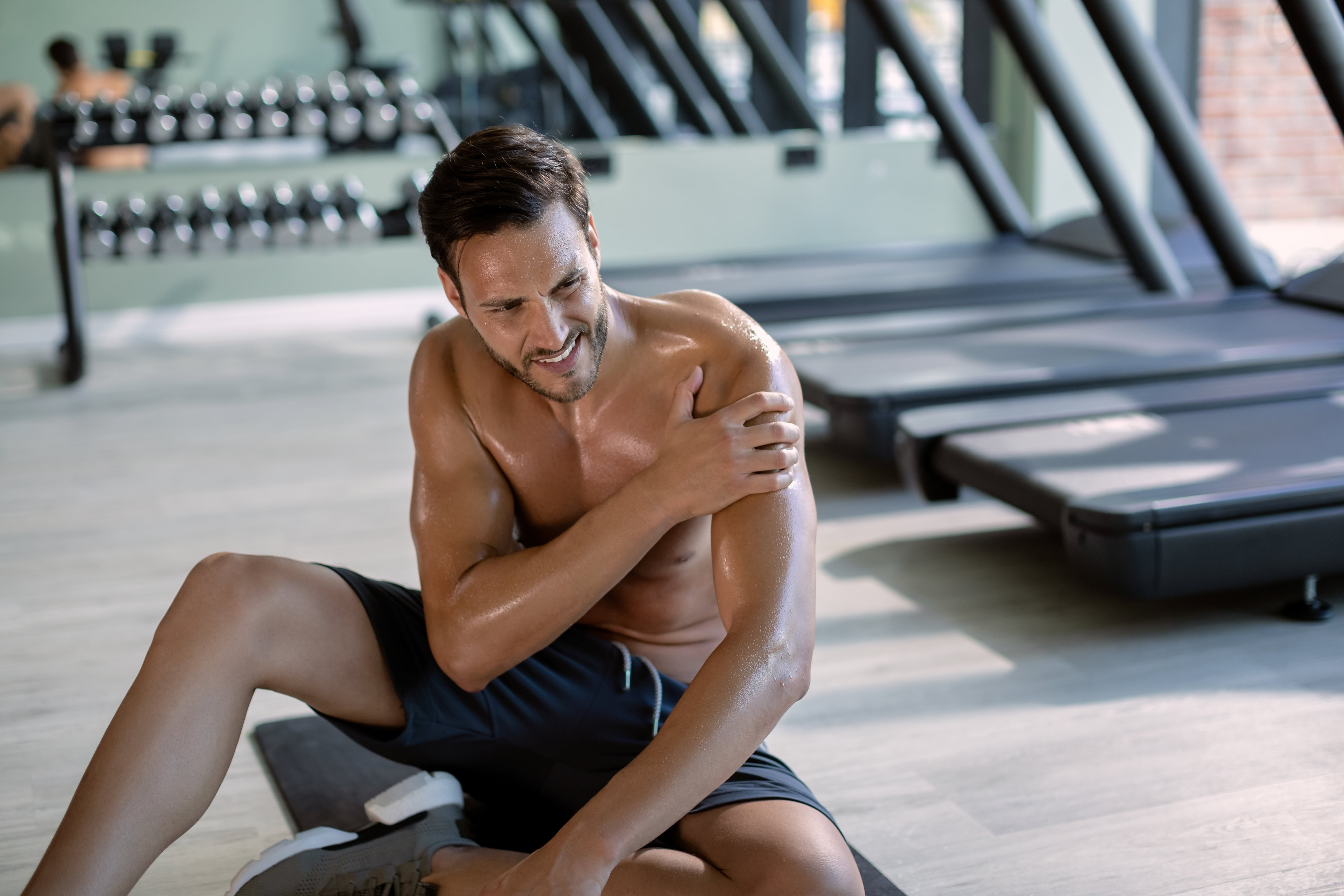 El sobreentrenamiento de alta intensidad y el exceso de peso corporal aumentan la carga sobre las rodillas y elevan el riesgo de lesiones articulares y osteoartritis (Crédito: Freepik)