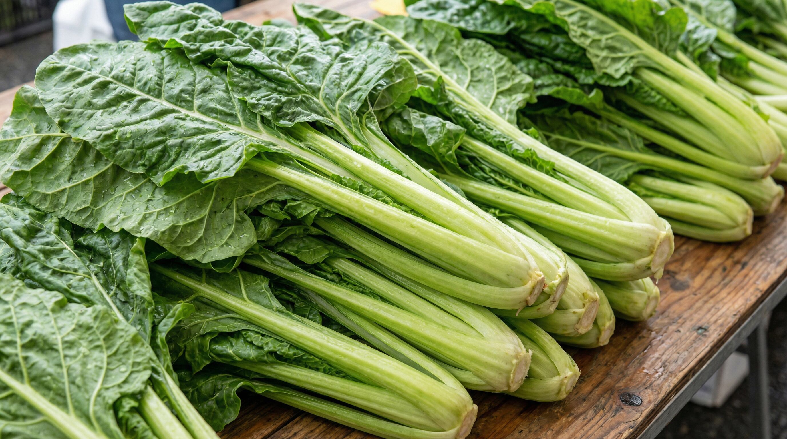 Las verduras de hoja verde como acelga, col rizada y rúcula pueden ayudar a reducir la inflamación y el riesgo de enfermedades crónicas por su contenido de flavonoides y antioxidantes (Imagen Ilustrativa Infobae)