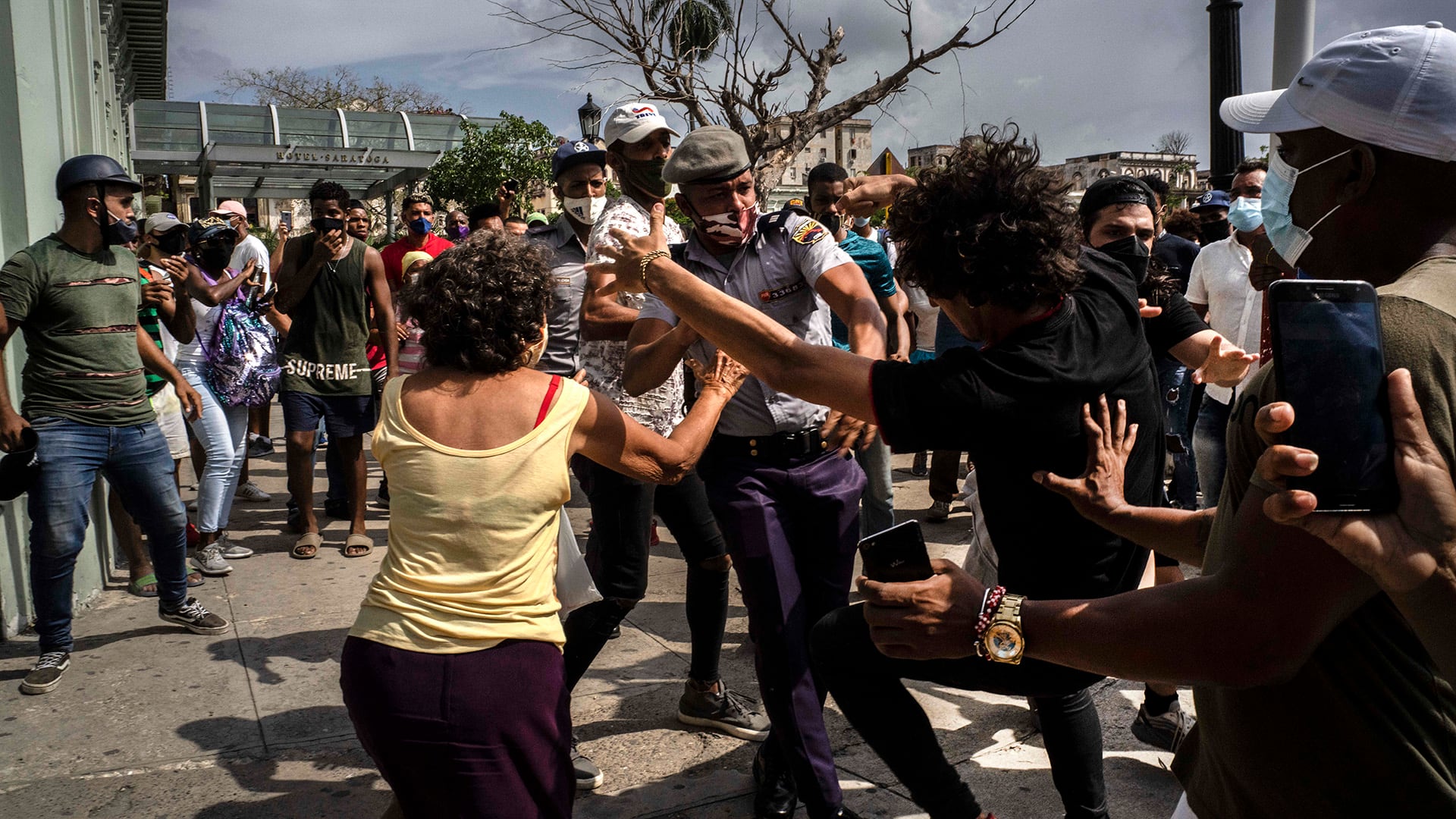 La policía pelea y detiene a un manifestante el 11 de julio de 2021 (Foto AP/Ramón Espinosa/Archivo)