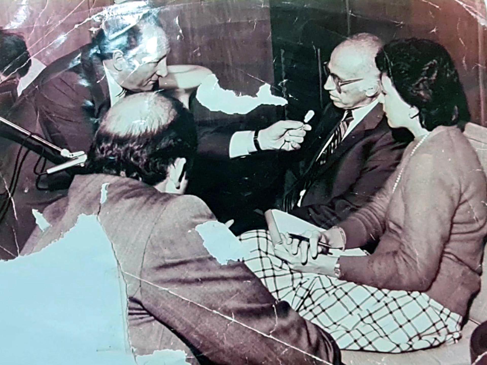 Tulio Huberman (izq), entrevistando a Jonas Salk