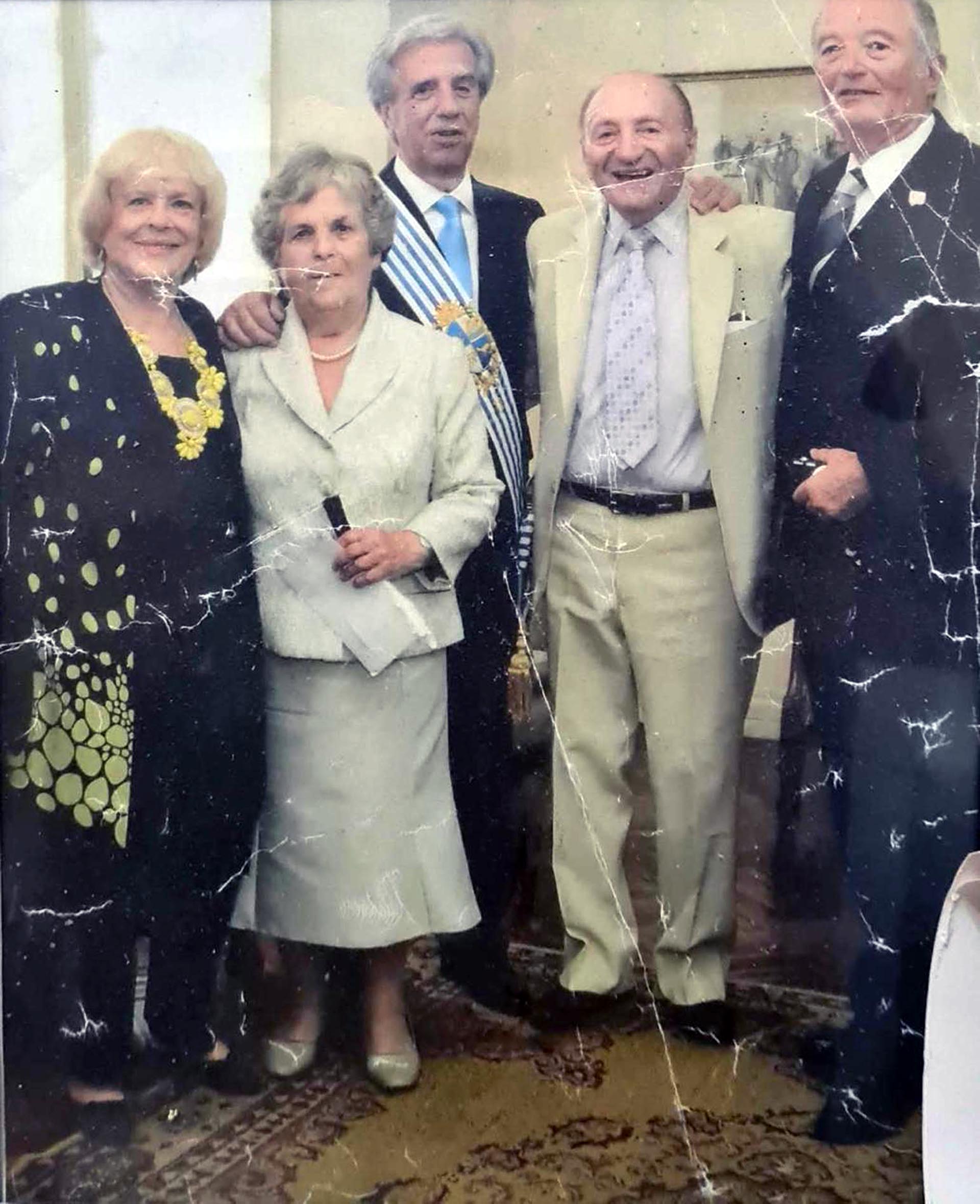 Junto al presidente del Uruguay Tabaré Vázquez en el día de su asunción. Huberman está en el centro, de traje claro
