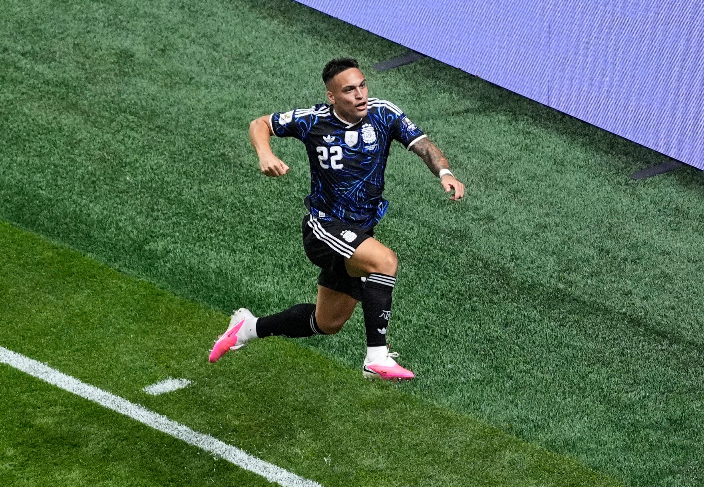 Lautaro Martínez dijo que soñó con ese gol desde que su padre le compró los primeros botines y recordó el apoyo de su madre tras dejar Bahía Blanca (REUTERS)