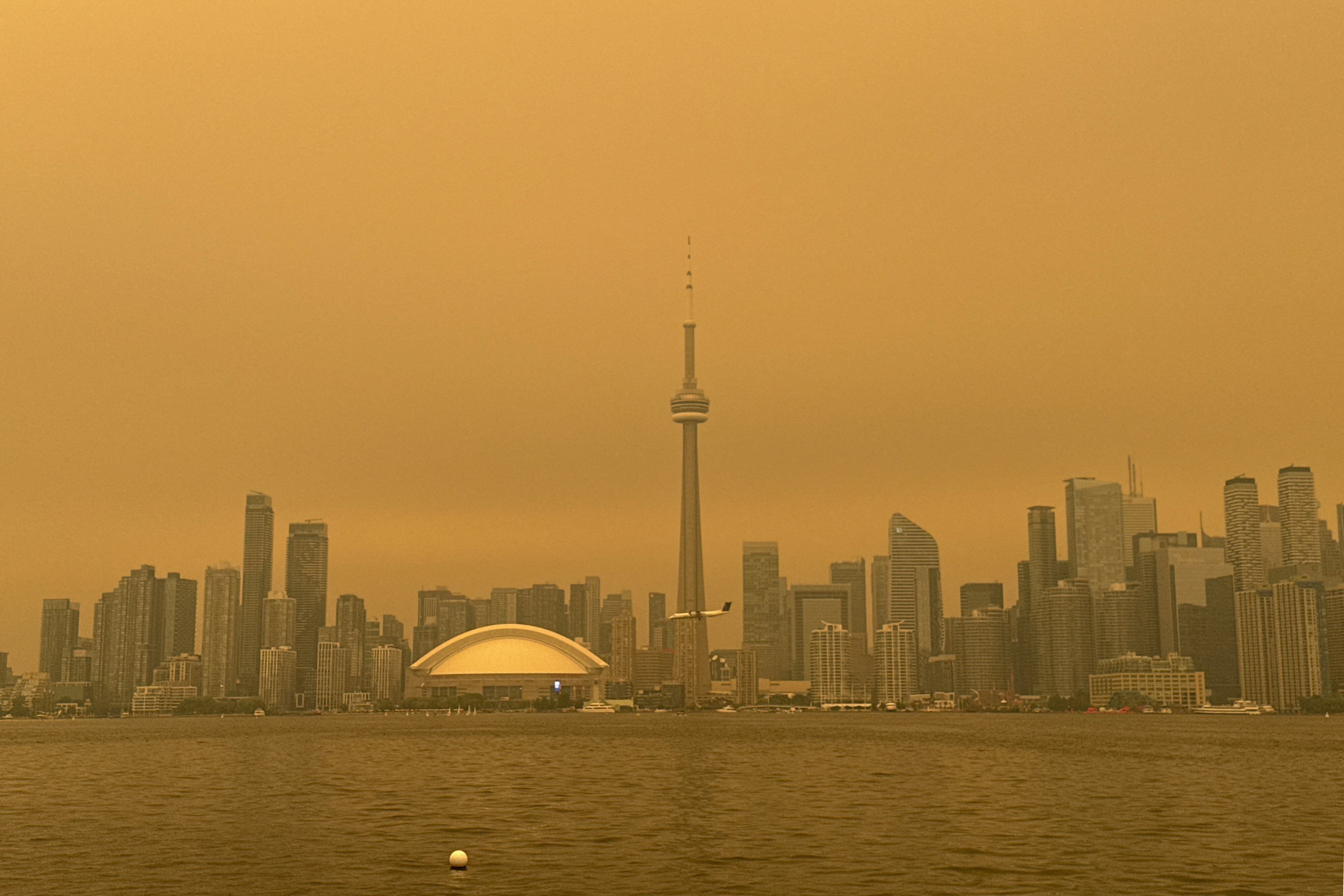 El humo de los incendios forestales cubre el horizonte del centro de Toronto durante una ola de calor, visto desde las islas de Toronto, en el lago Ontario (REUTERS/Kyaw Soe Oo)