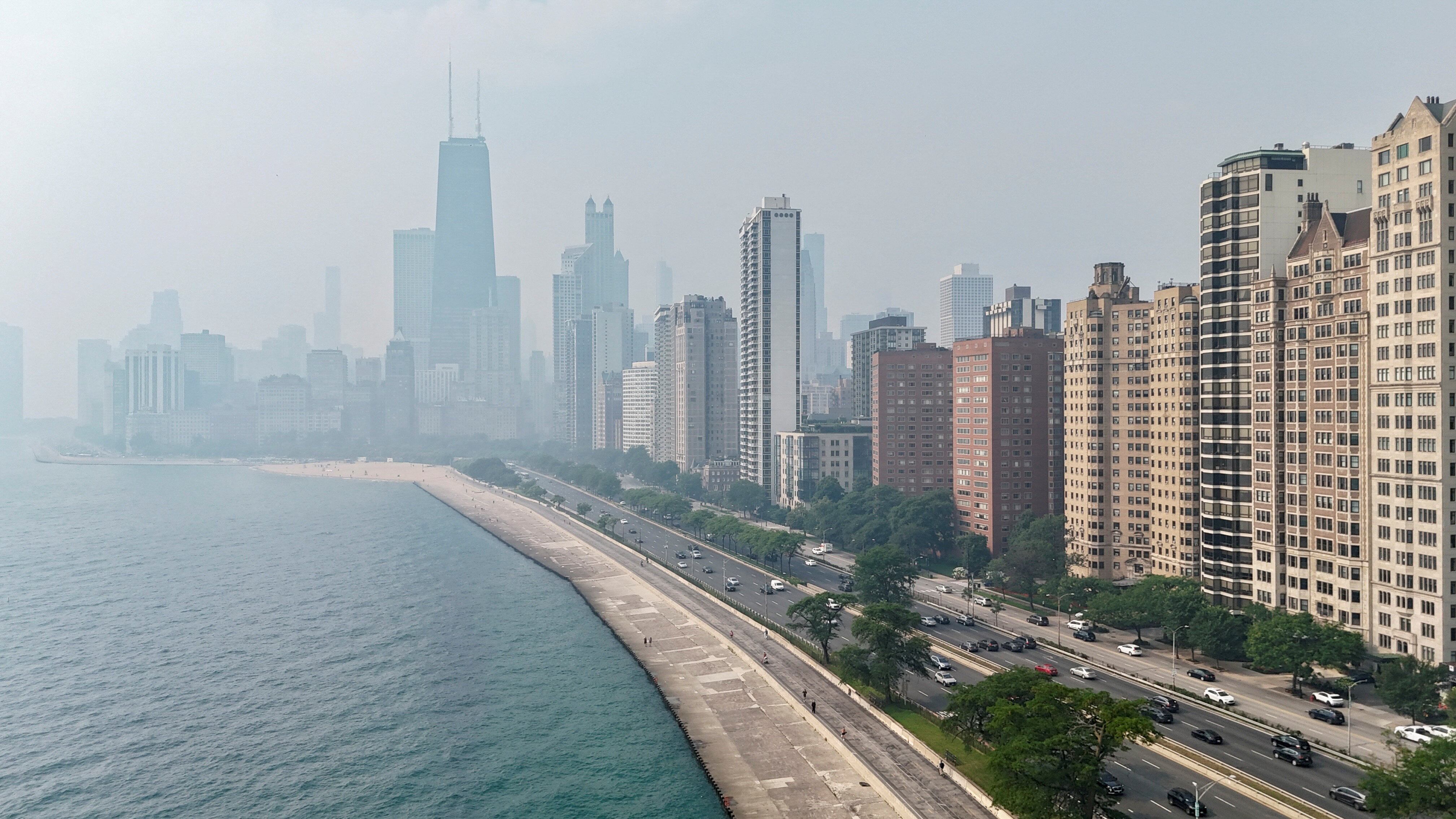 El humo de los incendios forestales en Canadá cubre el horizonte de Chicago, en el estado de Illinois (REUTERS)