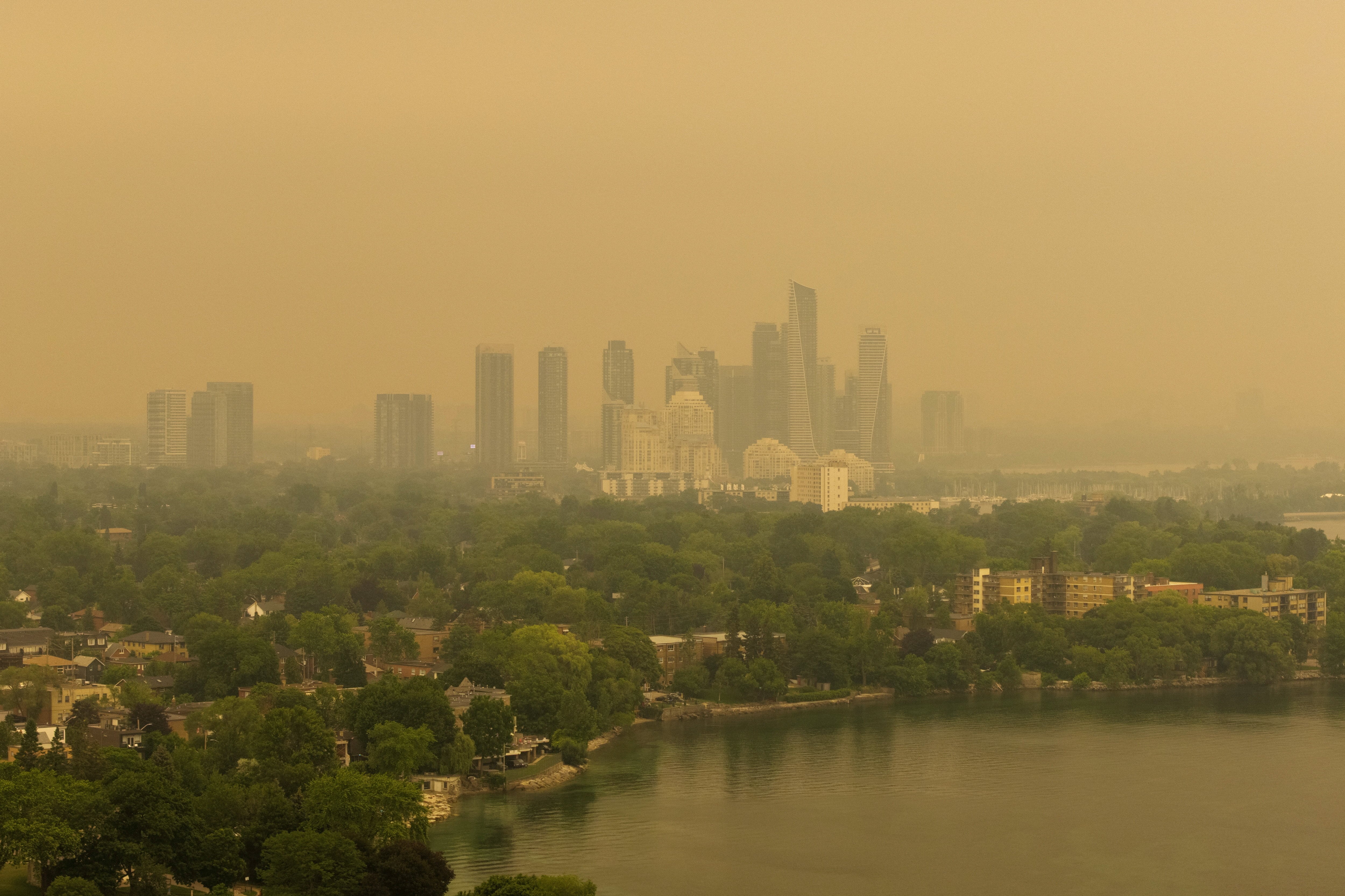 Vista aérea de Toronto bajo una espesa capa de humo generada por los incendios forestales en Ontario (REUTERS)