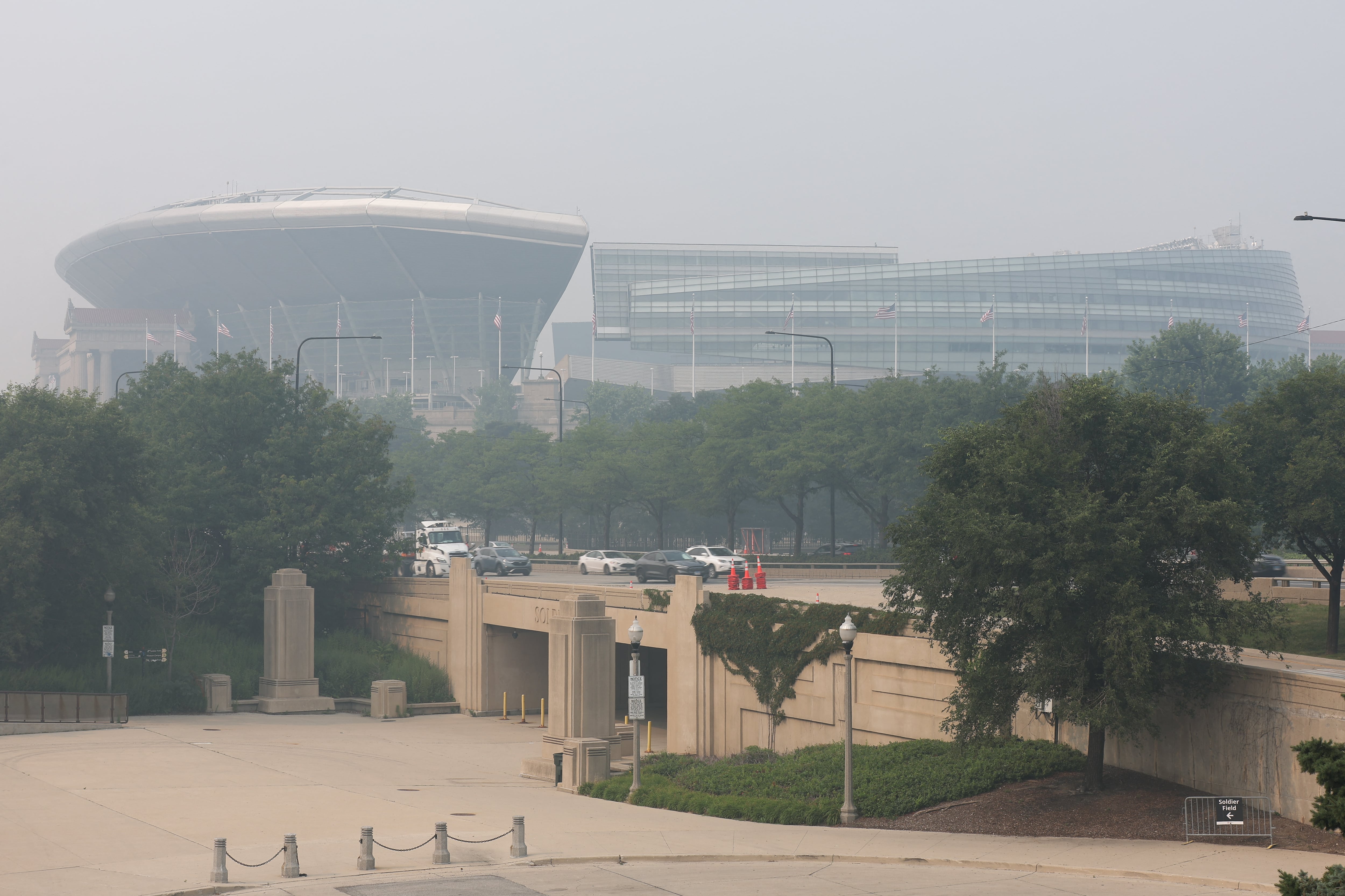 El estadio Soldier Field y el horizonte de Chicago aparecen cubiertos por el humo de los incendios forestales, lo que obligó a reprogramar un partido de la MLS por la mala calidad del aire (REUTERS)
