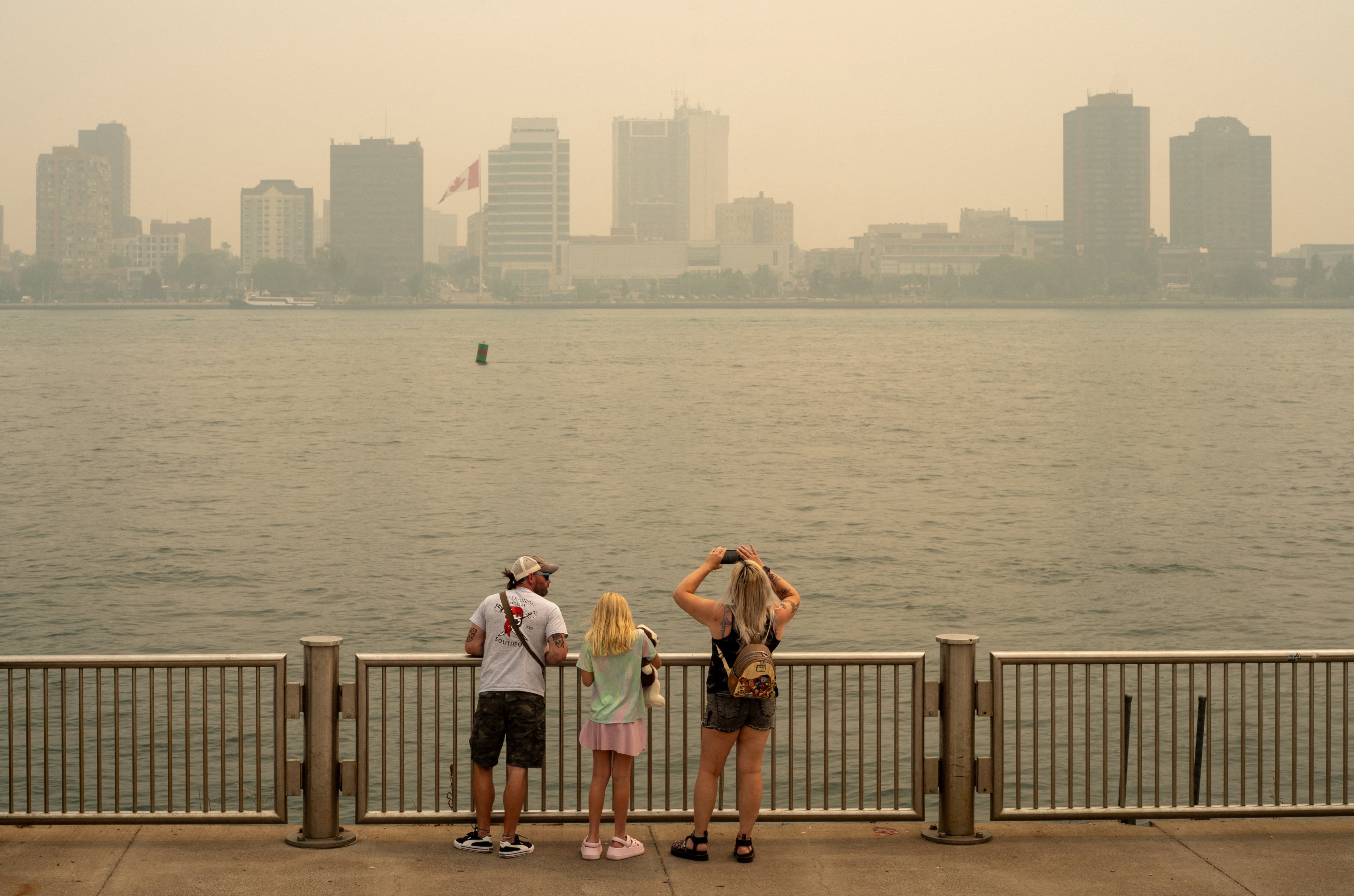 Una densa capa de humo procedente de los incendios forestales en Canadá reduce la visibilidad sobre el río Detroit, en la frontera entre Estados Unidos y Canadá (REUTERS/David Peinado)