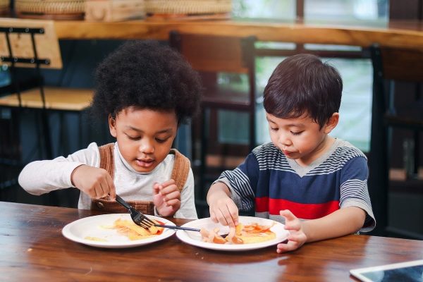 Alimentos ultraprocesados relacionados con diferencias cerebrales en niños pequeños